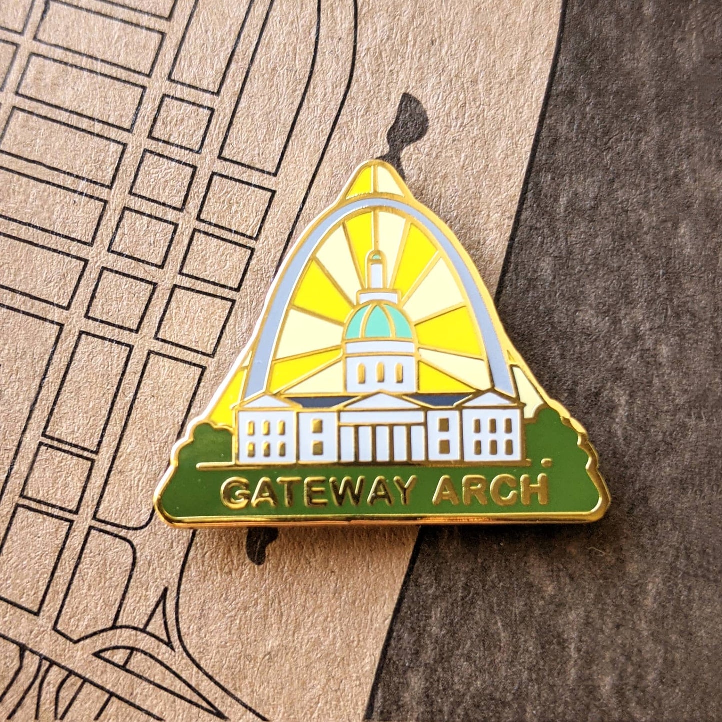 Triangle Gateway Arch national park enamel pin featuring a view of the arch and capitol building..